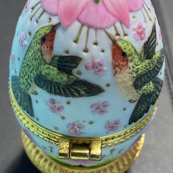 Hummingbird Egg - Picture 2 of 8